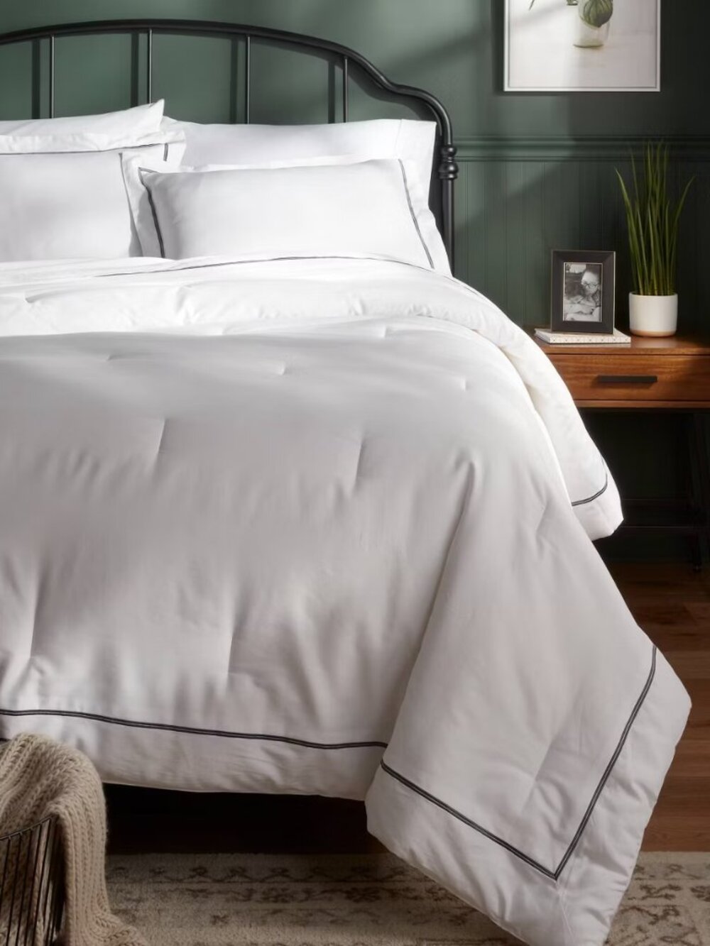 NWT 3pc Queen Luxe Embroidered Border Comforter and Sham Set White/Dark Teal